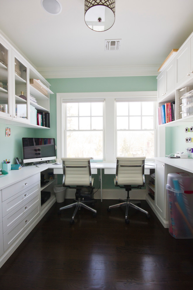 Foto på ett mellanstort funkis hobbyrum, med mörkt trägolv och ett inbyggt skrivbord