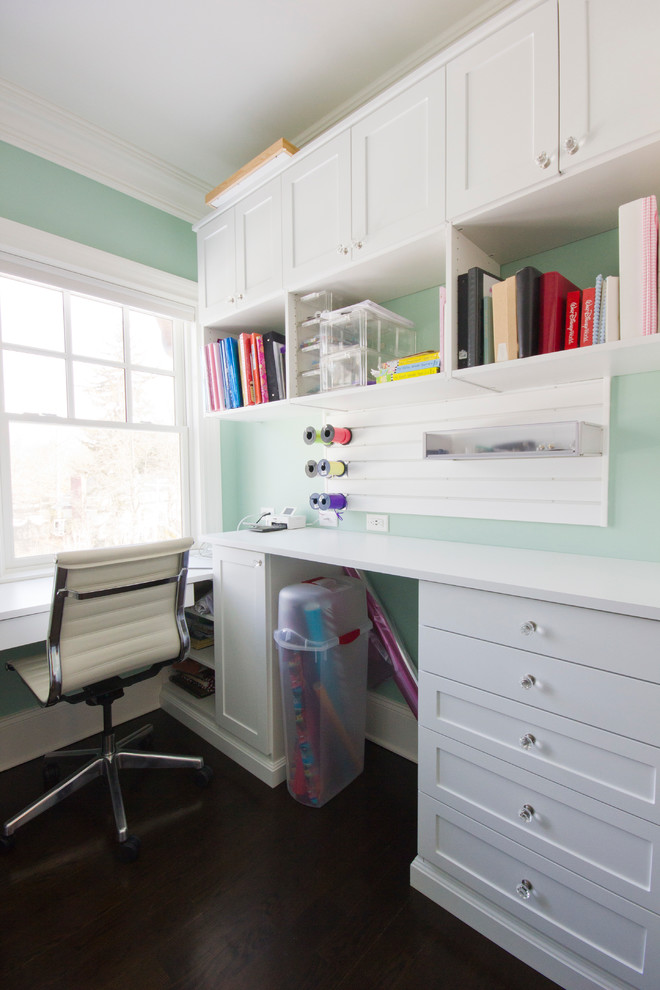 Foto de sala de manualidades actual de tamaño medio con paredes verdes, suelo de madera oscura y escritorio empotrado