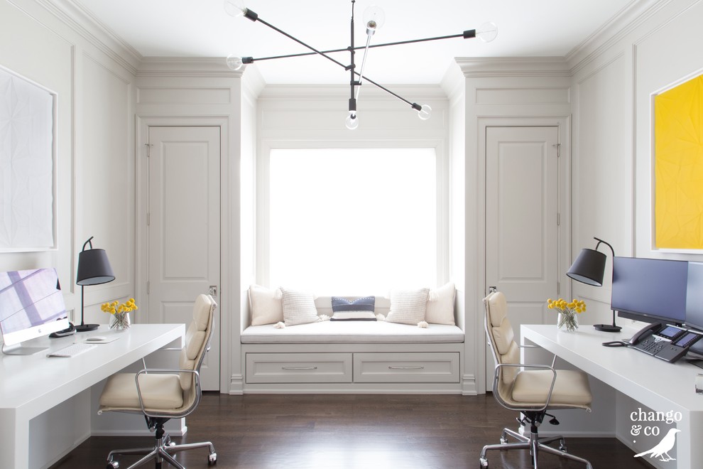 Esempio di un ufficio classico di medie dimensioni con pareti bianche, parquet scuro, scrivania incassata e pavimento marrone
