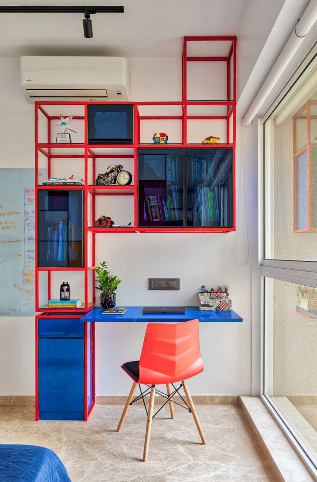 Inspiration för moderna arbetsrum, med vita väggar, ett inbyggt skrivbord och beiget golv