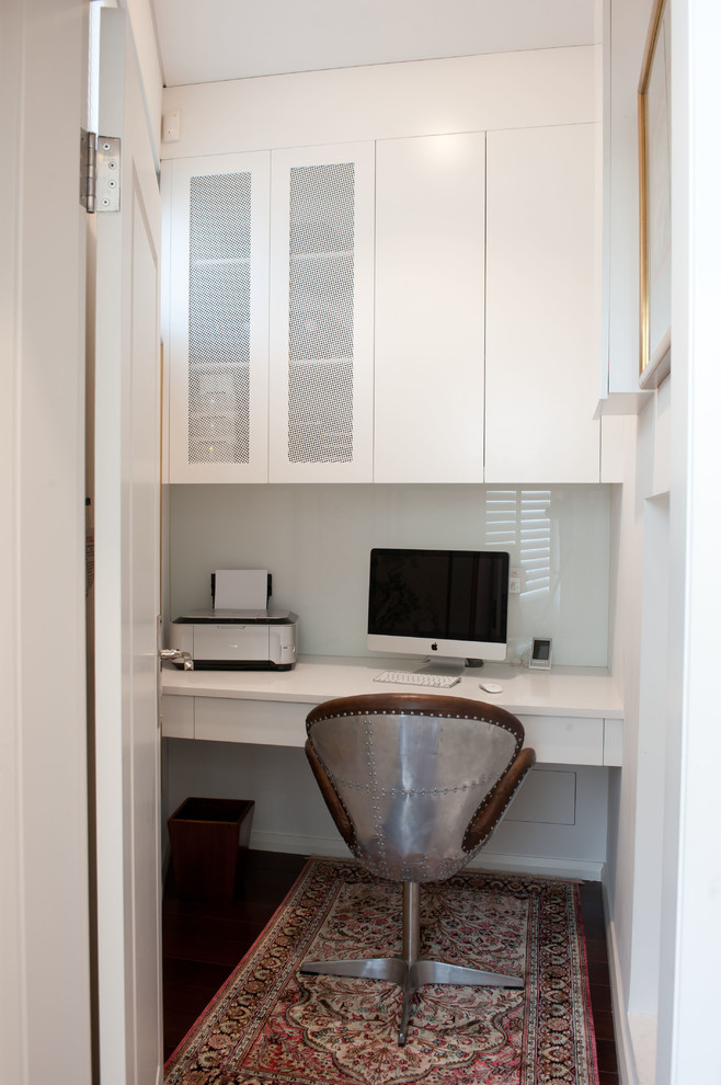 シドニーにある高級なエクレクティックスタイルのおしゃれな書斎 (白い壁、造り付け机) の写真