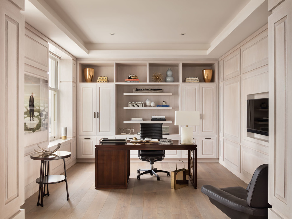 Esempio di un grande ufficio classico con pareti beige, scrivania autoportante, parquet chiaro e pavimento beige