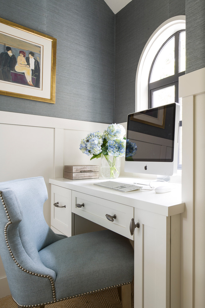 Ejemplo de despacho tradicional renovado con escritorio empotrado y paredes grises