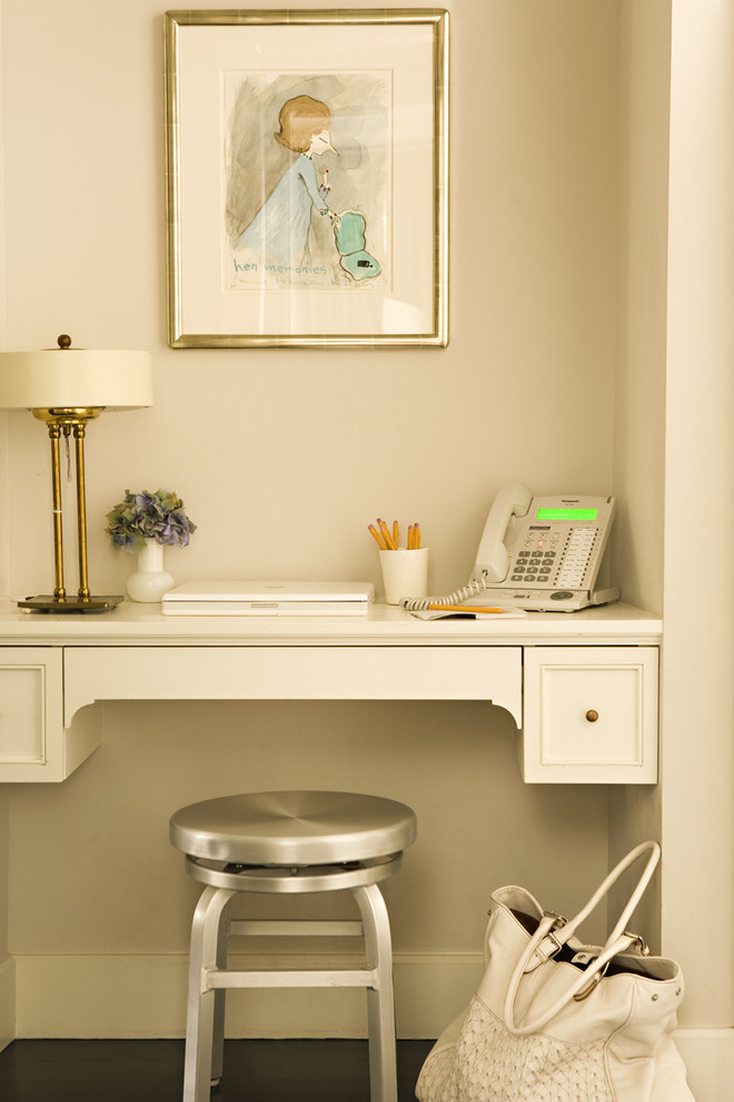 Design ideas for a small traditional home office in Los Angeles.