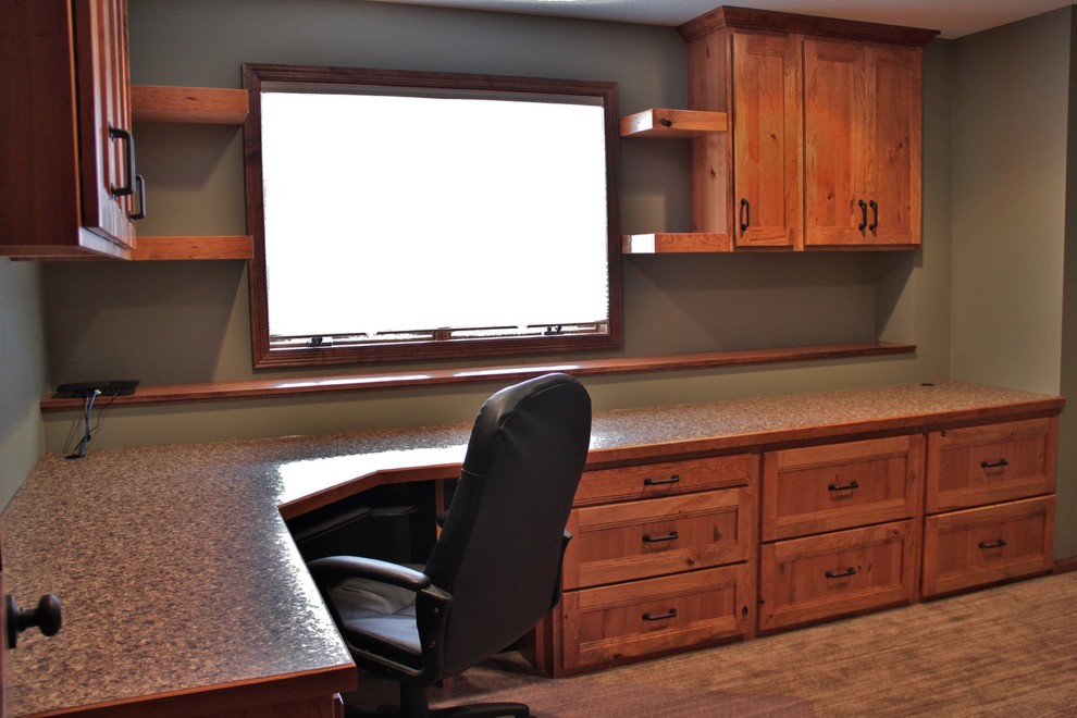 Idée de décoration pour un bureau chalet de taille moyenne avec moquette, aucune cheminée, un bureau intégré et un mur gris.