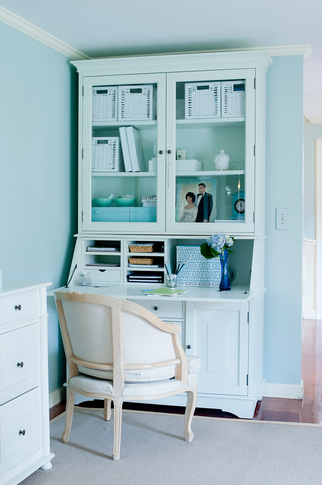 На фото: кабинет в стиле фьюжн с синими стенами