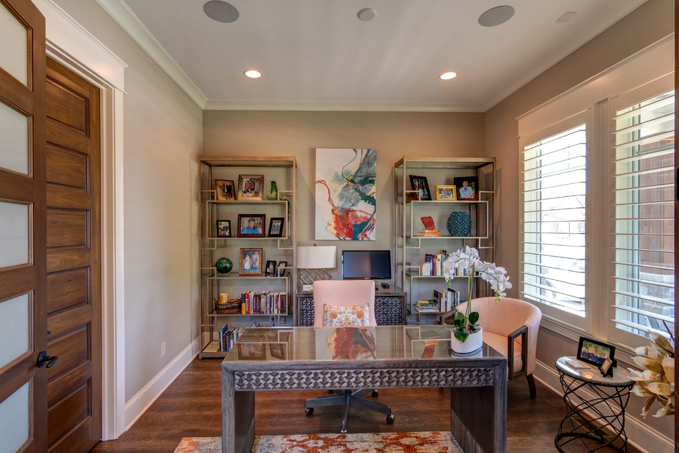 Imagen de despacho rural de tamaño medio con paredes beige, suelo vinílico, escritorio independiente y suelo marrón