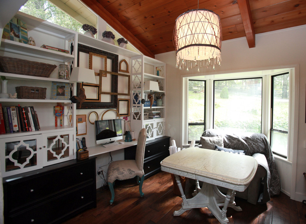 Immagine di un piccolo studio chic con pareti bianche, pavimento in legno massello medio, nessun camino e scrivania incassata