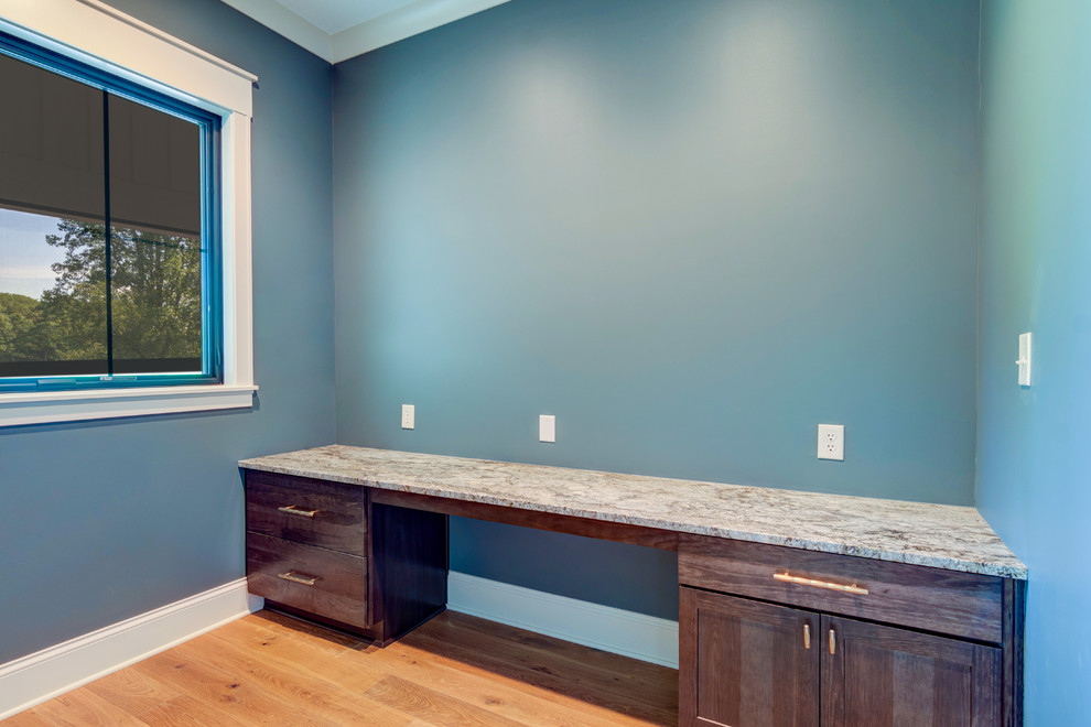 Esempio di un ufficio country con pareti blu, parquet chiaro, scrivania incassata e pavimento marrone