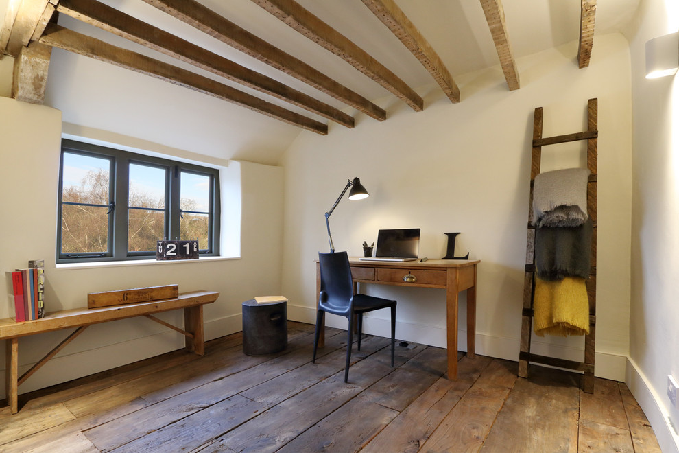 Kleines Uriges Arbeitszimmer mit Arbeitsplatz, weißer Wandfarbe, hellem Holzboden und freistehendem Schreibtisch in Sonstige