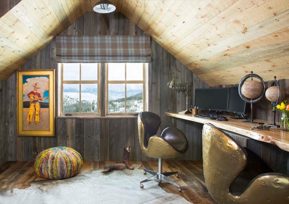 デンバーにあるラスティックスタイルのおしゃれなホームオフィス・書斎 (濃色無垢フローリング、造り付け机) の写真