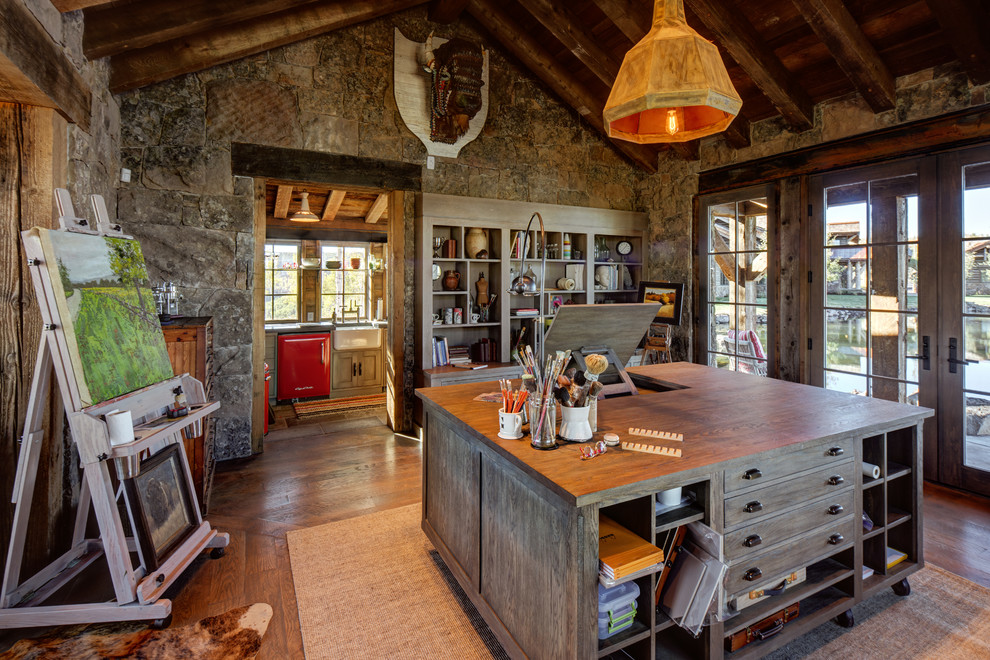 Esempio di un atelier rustico con parquet scuro, scrivania autoportante e pavimento marrone