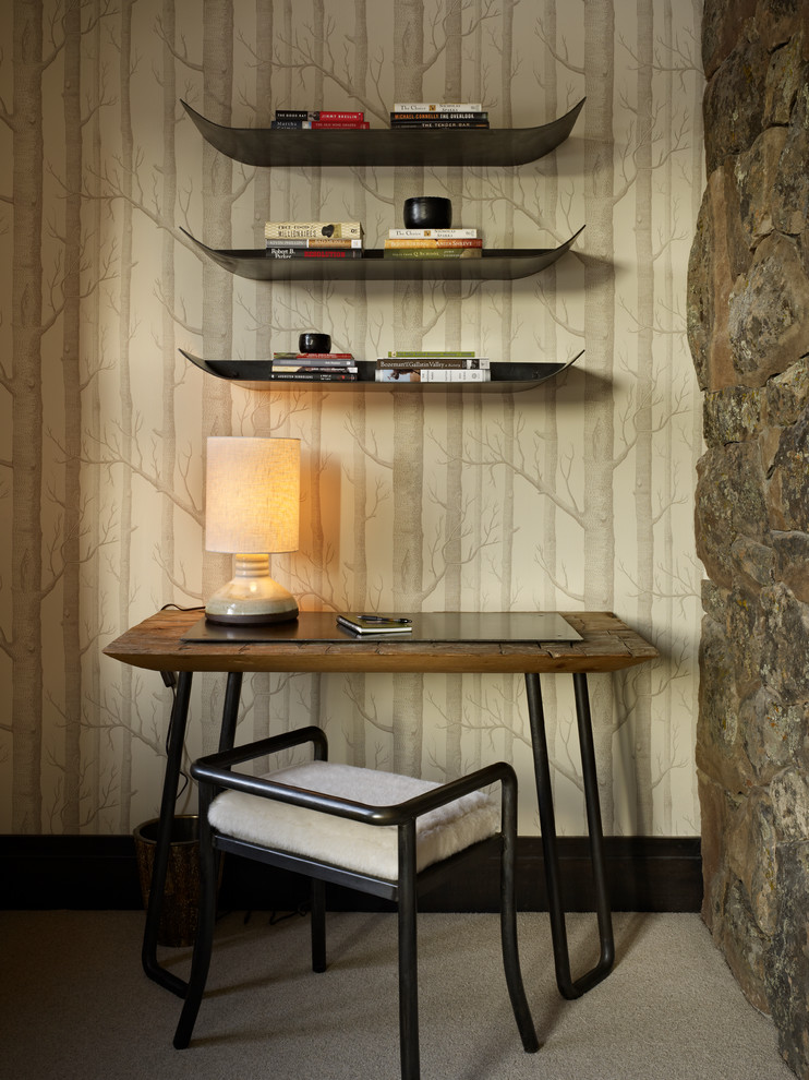Exempel på ett litet rustikt arbetsrum, med ett fristående skrivbord och beige väggar