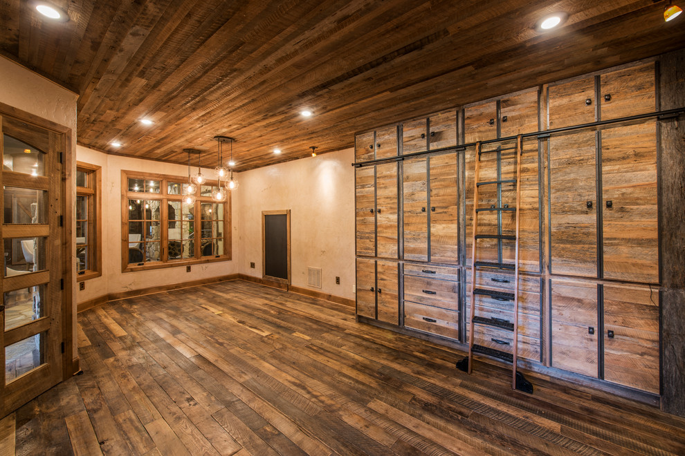 Idéer för mellanstora rustika arbetsrum, med beige väggar och mellanmörkt trägolv