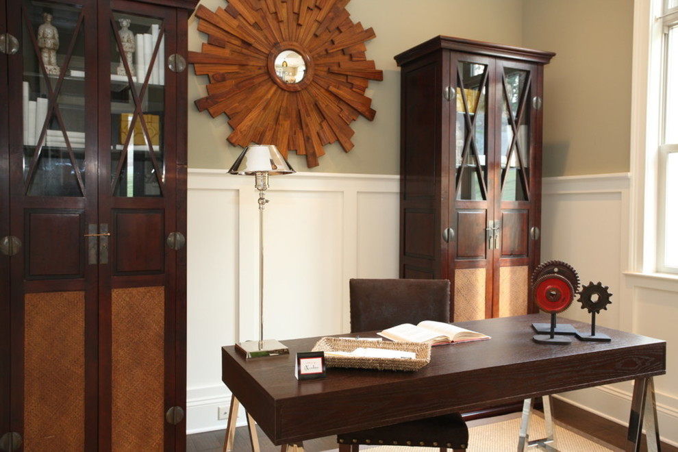 Idéer för ett mellanstort klassiskt arbetsrum, med mellanmörkt trägolv, ett fristående skrivbord och gröna väggar