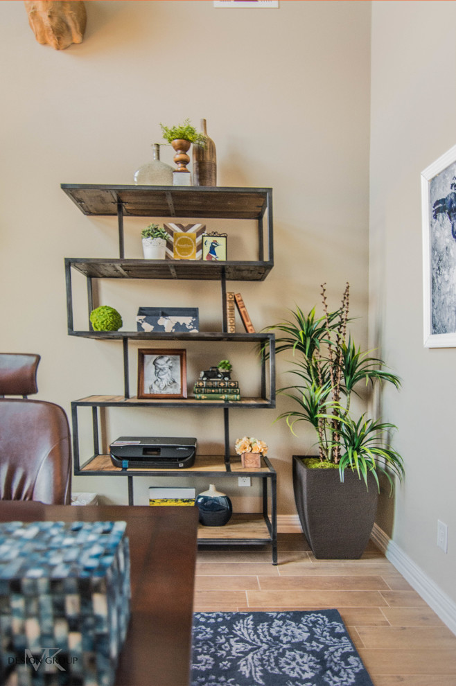 Modelo de despacho minimalista de tamaño medio sin chimenea con paredes grises, suelo de baldosas de cerámica, escritorio independiente y suelo marrón
