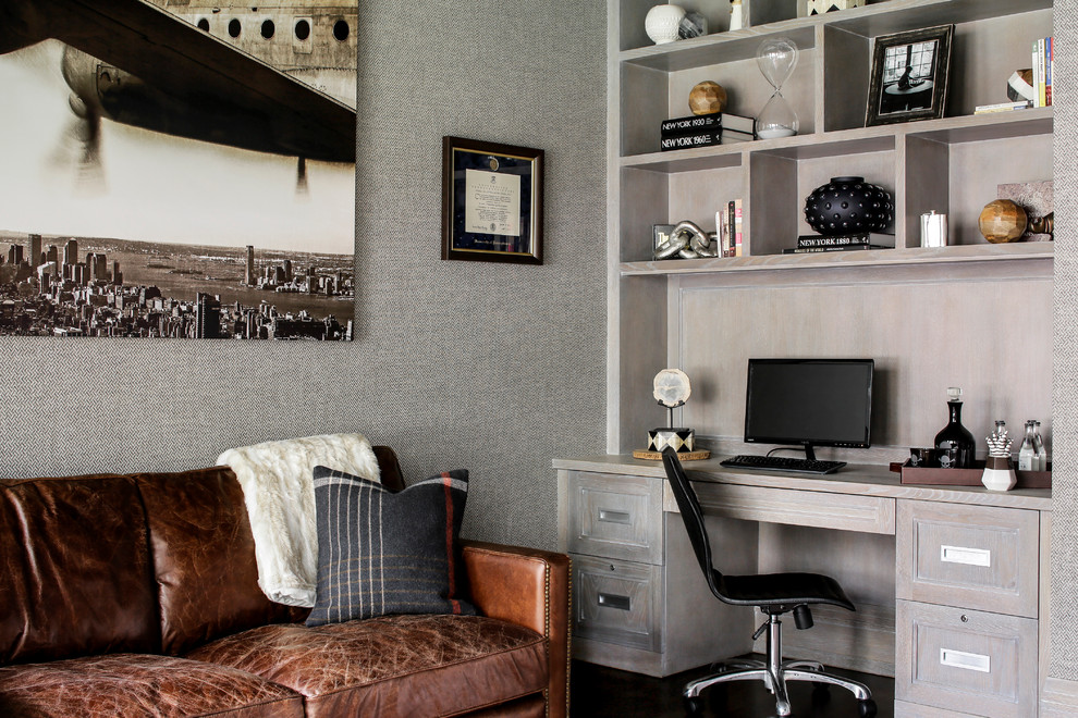 Cette image montre un bureau traditionnel de taille moyenne avec un mur gris, un sol en bois brun, aucune cheminée et un bureau intégré.