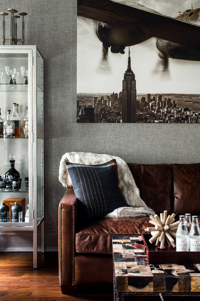 Mittelgroßes Rustikales Arbeitszimmer ohne Kamin mit Arbeitsplatz, grauer Wandfarbe, braunem Holzboden und Einbau-Schreibtisch in New York