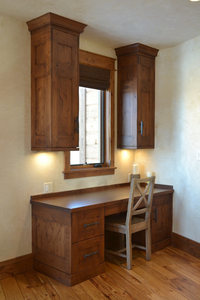 Пример оригинального дизайна: кабинет в стиле рустика