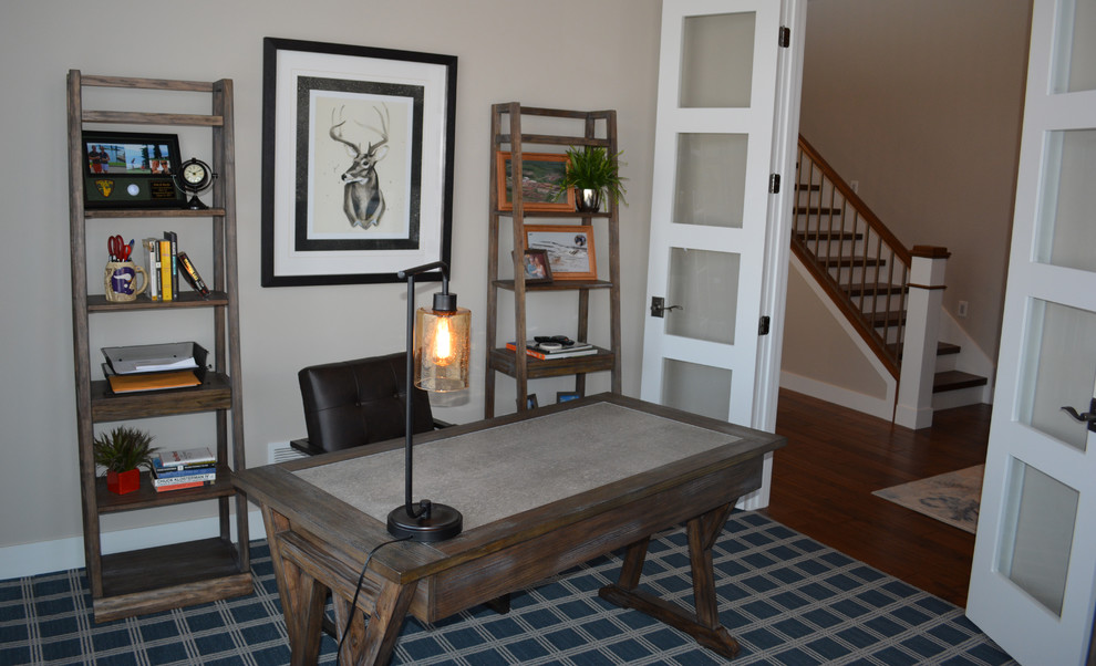 Imagen de despacho tradicional renovado de tamaño medio sin chimenea con paredes beige, moqueta, escritorio independiente y suelo multicolor