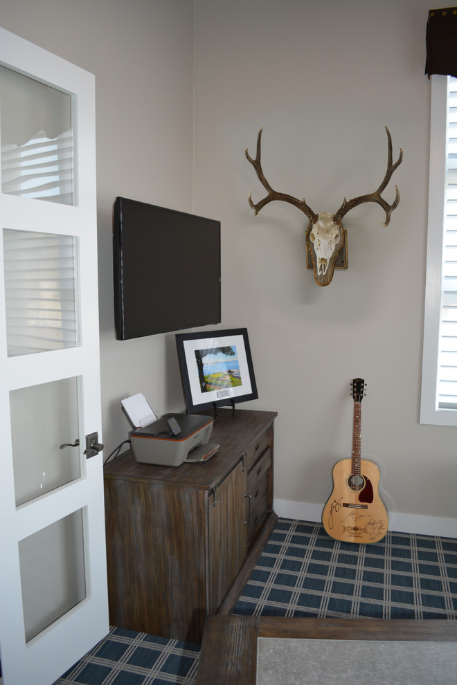 Ejemplo de despacho tradicional renovado de tamaño medio sin chimenea con paredes beige, moqueta, escritorio independiente y suelo multicolor