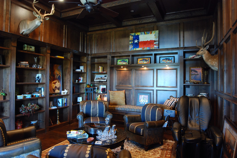 Cette image montre un grand bureau chalet avec un mur marron, parquet foncé et un bureau intégré.