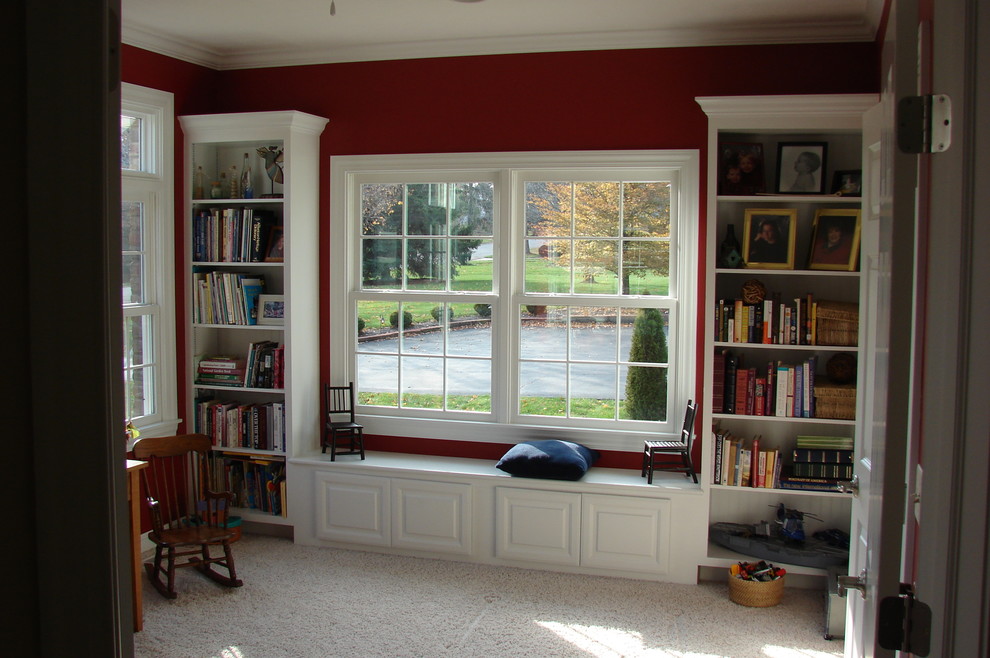 クリーブランドにあるお手頃価格の中くらいなトラディショナルスタイルのおしゃれな書斎 (赤い壁、カーペット敷き、造り付け机) の写真