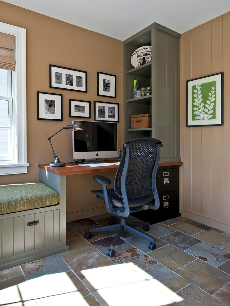 Immagine di un grande ufficio chic con pavimento in ardesia, nessun camino, scrivania autoportante, pavimento multicolore e pareti marroni