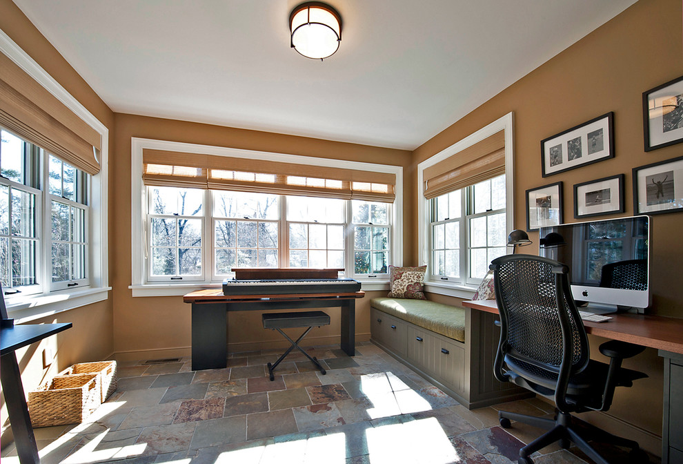 Immagine di un grande ufficio tradizionale con pareti arancioni, pavimento in ardesia, nessun camino, scrivania autoportante e pavimento multicolore
