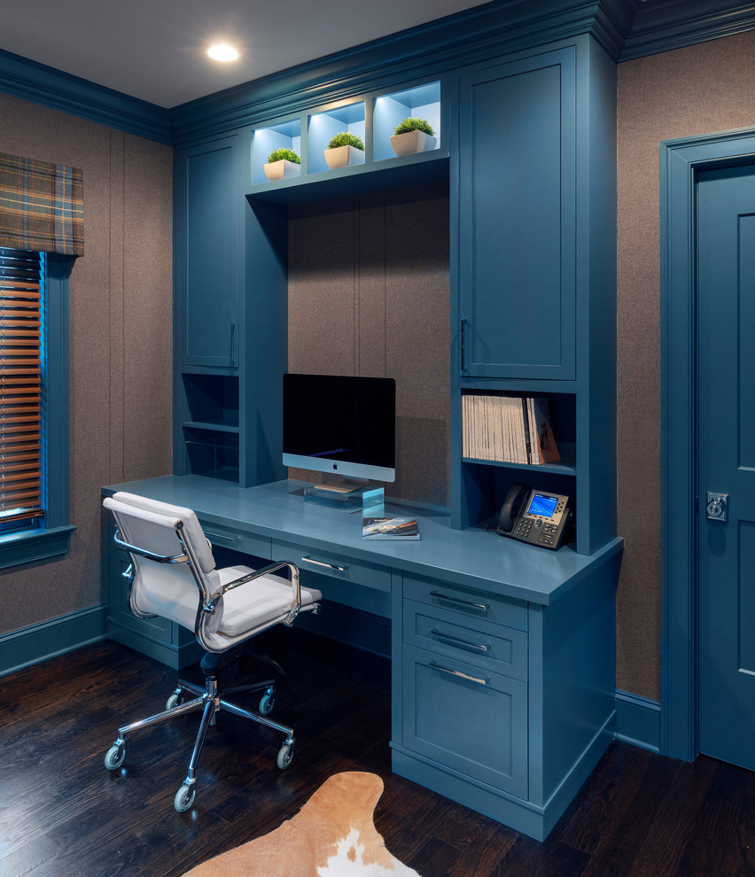 Cette image montre un bureau marin avec parquet foncé, un bureau intégré, un sol marron et un mur marron.