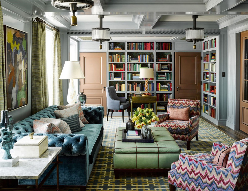 Inspiration för ett stort vintage arbetsrum, med ett bibliotek, grå väggar, ett fristående skrivbord, mörkt trägolv och brunt golv