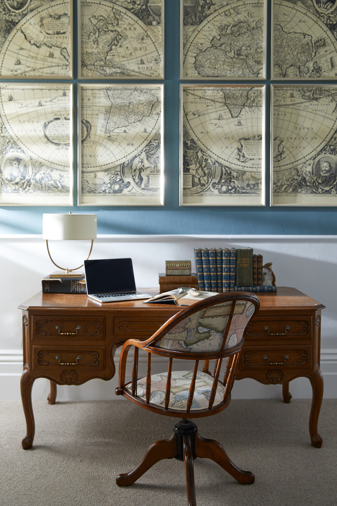 Modelo de despacho tradicional con paredes azules, moqueta, escritorio independiente y suelo gris