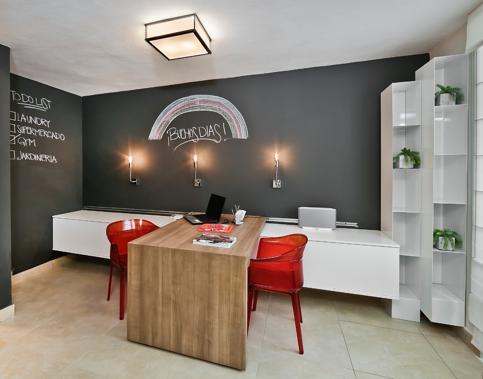 Imagen de despacho contemporáneo con paredes grises y escritorio independiente