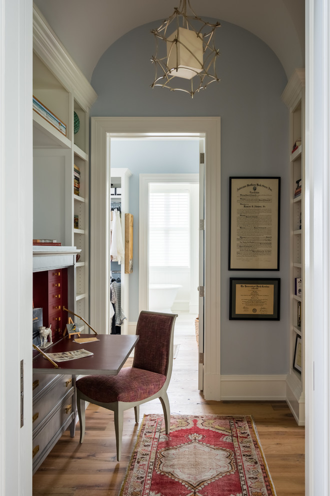 На фото: кабинет в классическом стиле с синими стенами, паркетным полом среднего тона и коричневым полом