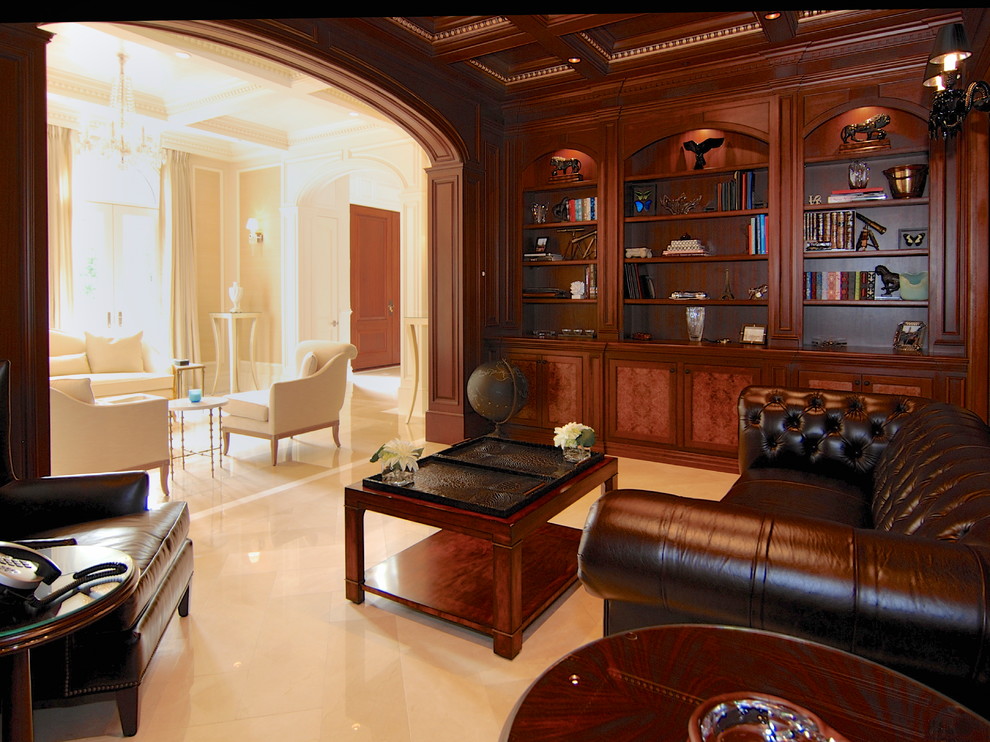 Idée de décoration pour un bureau tradition de taille moyenne avec une bibliothèque ou un coin lecture, un mur marron, un sol en marbre, aucune cheminée et un sol beige.