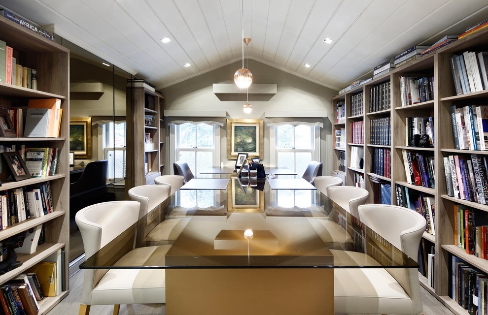 Diseño de despacho clásico renovado pequeño con paredes beige y escritorio independiente