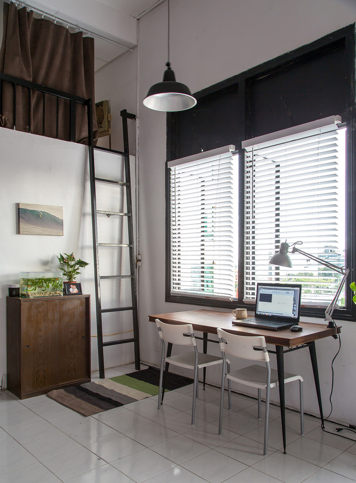 Foto de despacho contemporáneo sin chimenea con paredes blancas y escritorio independiente