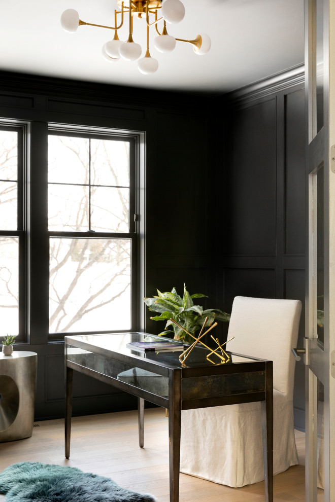 Foto på ett minimalistiskt arbetsrum, med svarta väggar och ljust trägolv