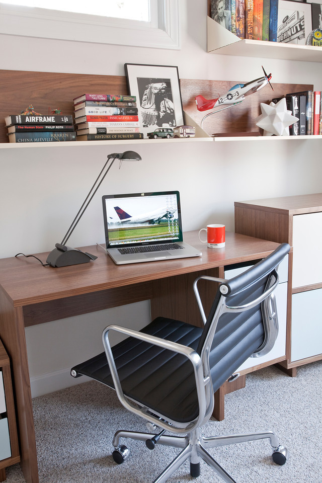 Cette photo montre un bureau moderne de taille moyenne avec un mur blanc, moquette et un bureau indépendant.