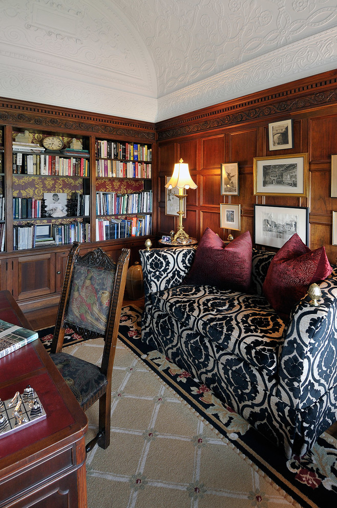 Aménagement d'un bureau classique de taille moyenne avec une bibliothèque ou un coin lecture, un mur marron, un sol en bois brun, aucune cheminée, un bureau indépendant et un sol marron.