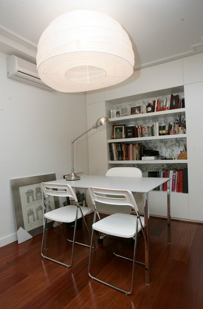 Exempel på ett litet klassiskt hemmastudio, med vita väggar, mörkt trägolv och ett fristående skrivbord