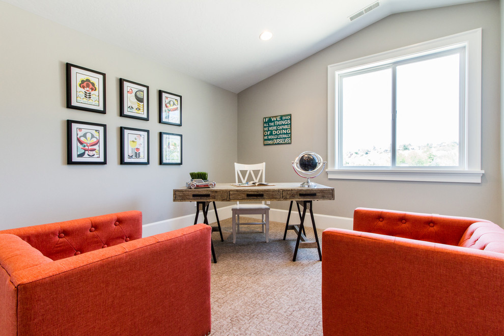 Inspiration för mellanstora klassiska arbetsrum, med grå väggar, heltäckningsmatta och ett fristående skrivbord