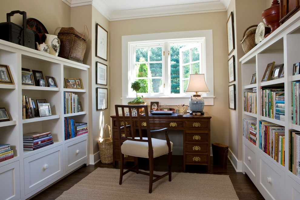 ワシントンD.C.にあるトラディショナルスタイルのおしゃれな書斎 (ベージュの壁、濃色無垢フローリング、暖炉なし、自立型机) の写真