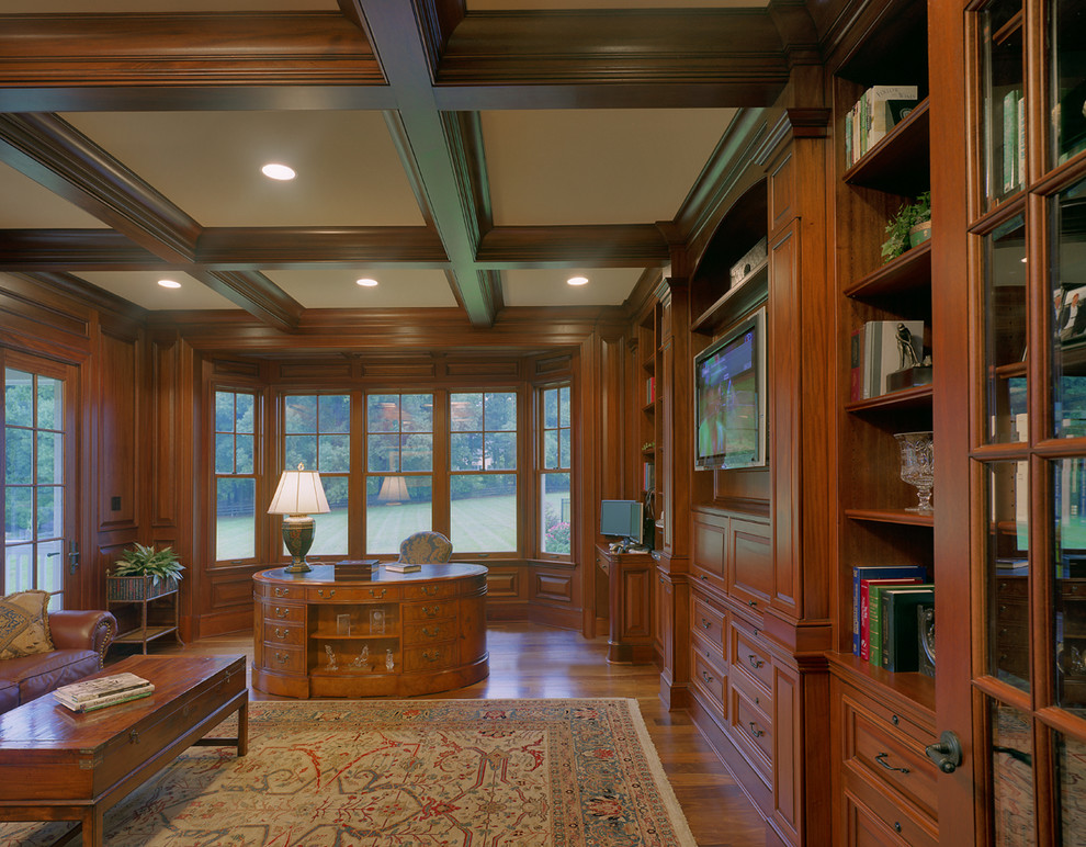 Diseño de despacho clásico sin chimenea con paredes marrones, suelo de madera en tonos medios y escritorio independiente