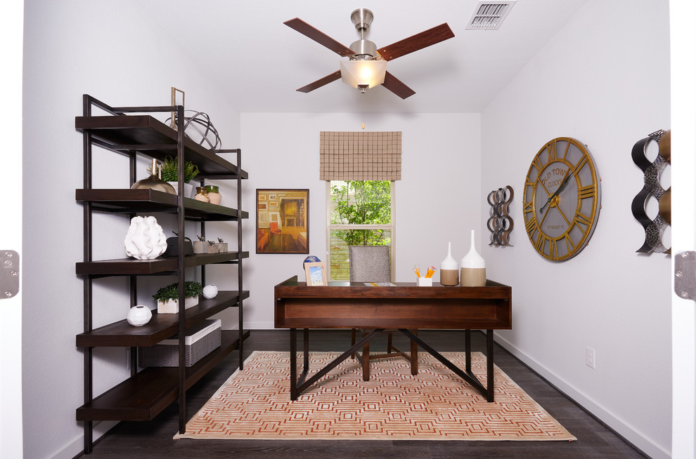 Ispirazione per un ufficio minimal di medie dimensioni con pareti bianche, parquet scuro, scrivania autoportante e pavimento marrone