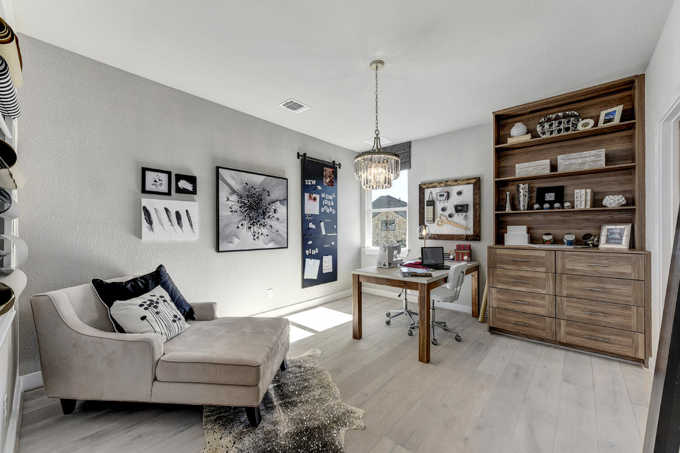 Стильный дизайн: кабинет в стиле неоклассика (современная классика) с серыми стенами, светлым паркетным полом, отдельно стоящим рабочим столом и бежевым полом - последний тренд