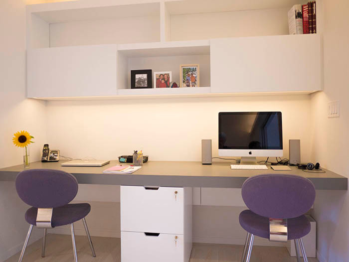 Idéer för att renovera ett litet funkis arbetsrum, med vita väggar, ljust trägolv och ett inbyggt skrivbord