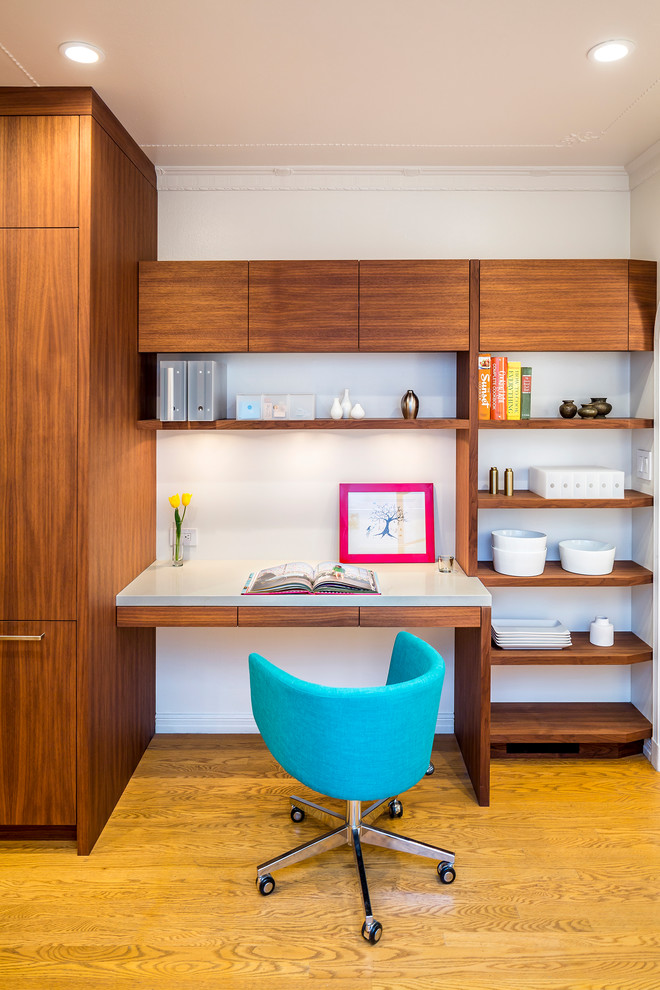 Ejemplo de despacho contemporáneo con paredes blancas, suelo de madera en tonos medios, escritorio empotrado y suelo amarillo