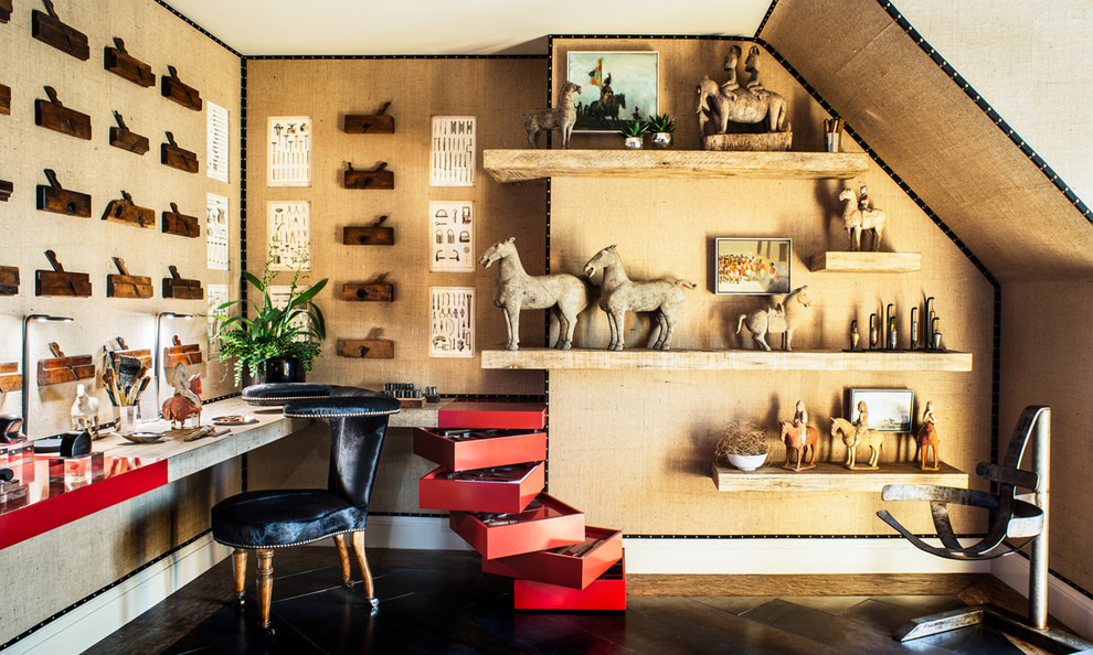 サンフランシスコにあるラグジュアリーな中くらいなエクレクティックスタイルのおしゃれなホームオフィス・書斎 (造り付け机、茶色い壁、無垢フローリング、暖炉なし) の写真
