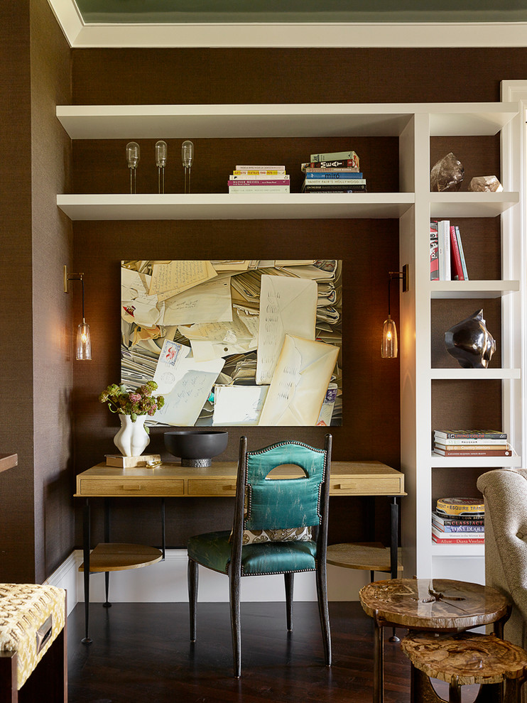 Ejemplo de despacho clásico renovado con paredes marrones, suelo de madera oscura y escritorio independiente
